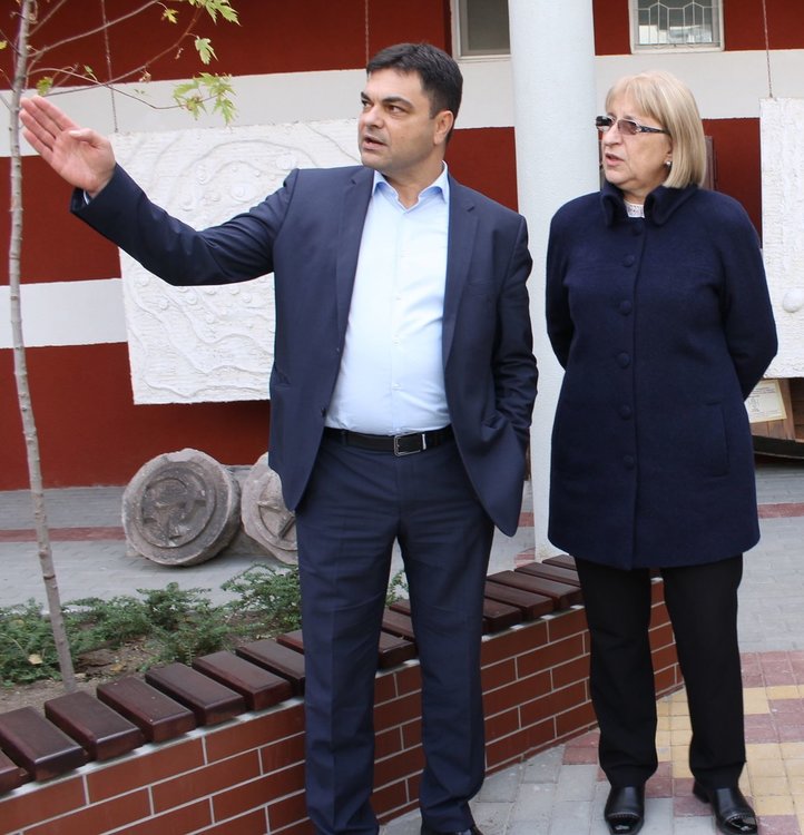 Димитровградчани пожелаха успех на кандидат-президентската двойка Цецка Цачева и Пламен Манушев