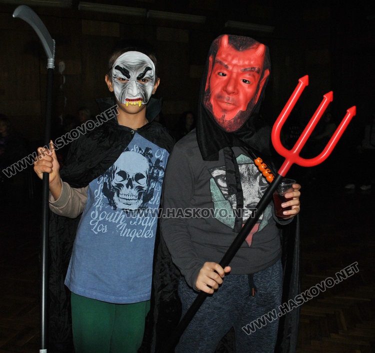 Тикви, феи и рогати на забава в Младежкия за Хелоуин