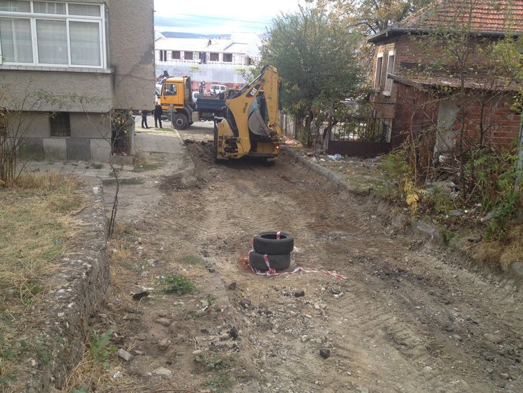 Ремонтират улица „Хан Аспарух“, отървахме се от дупките на пазара