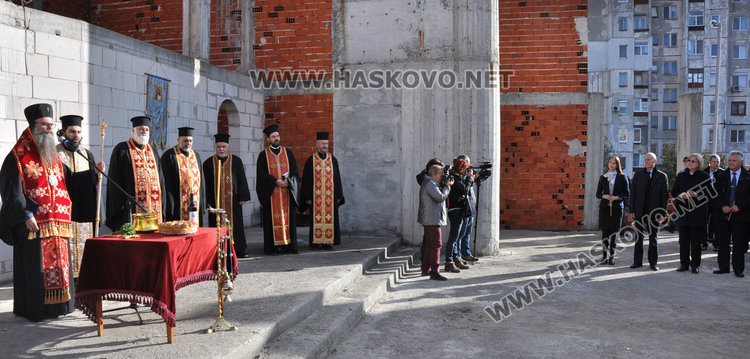 Възобновяват строителството на църквата в „Орфей“
