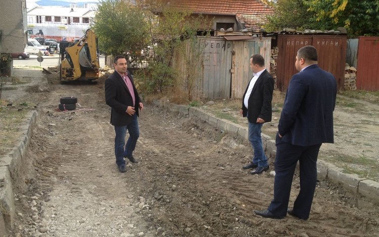 Ремонтират улица „Хан Аспарух“, отървахме се от дупките на пазара