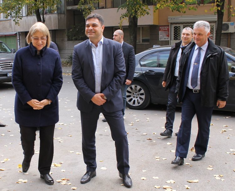 Димитровградчани пожелаха успех на кандидат-президентската двойка Цецка Цачева и Пламен Манушев