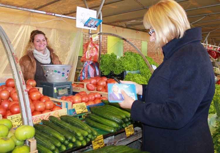 Димитровградчани пожелаха успех на кандидат-президентската двойка Цецка Цачева и Пламен Манушев