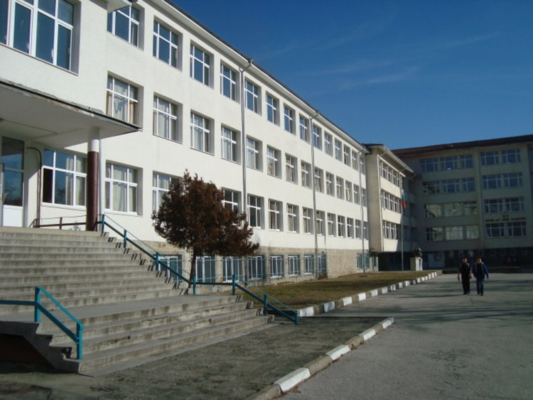 Смолянско училище обяви благотворителна акция за спасяване на дете с тежко заболяване