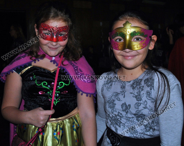 Тикви, феи и рогати на забава в Младежкия за Хелоуин