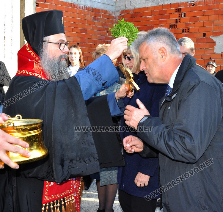 Възобновяват строителството на църквата в „Орфей“