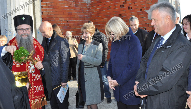 Възобновяват строителството на църквата в „Орфей“