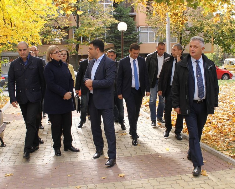 Димитровградчани пожелаха успех на кандидат-президентската двойка Цецка Цачева и Пламен Манушев