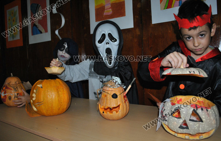 Тикви, феи и рогати на забава в Младежкия за Хелоуин