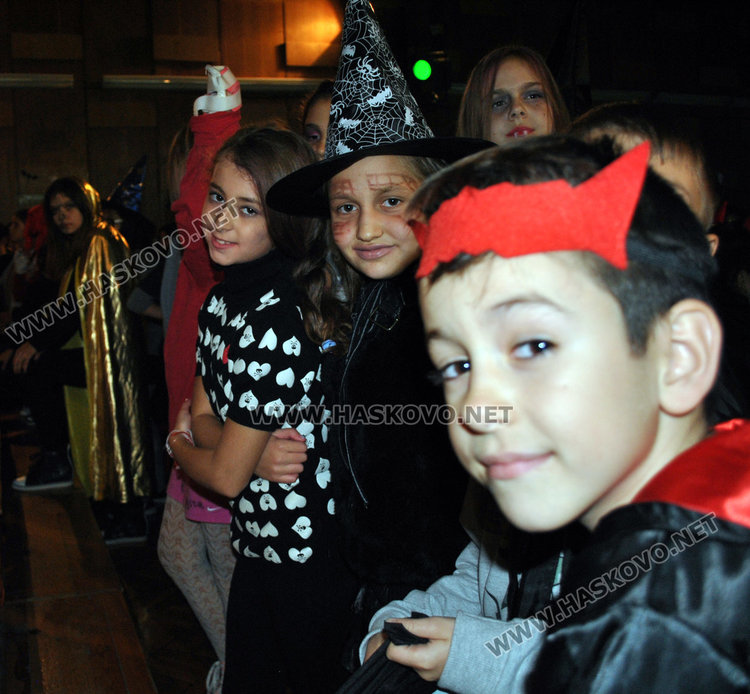 Тикви, феи и рогати на забава в Младежкия за Хелоуин