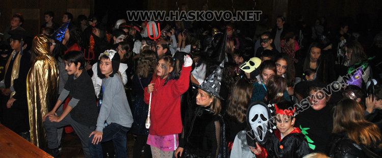 Тикви, феи и рогати на забава в Младежкия за Хелоуин