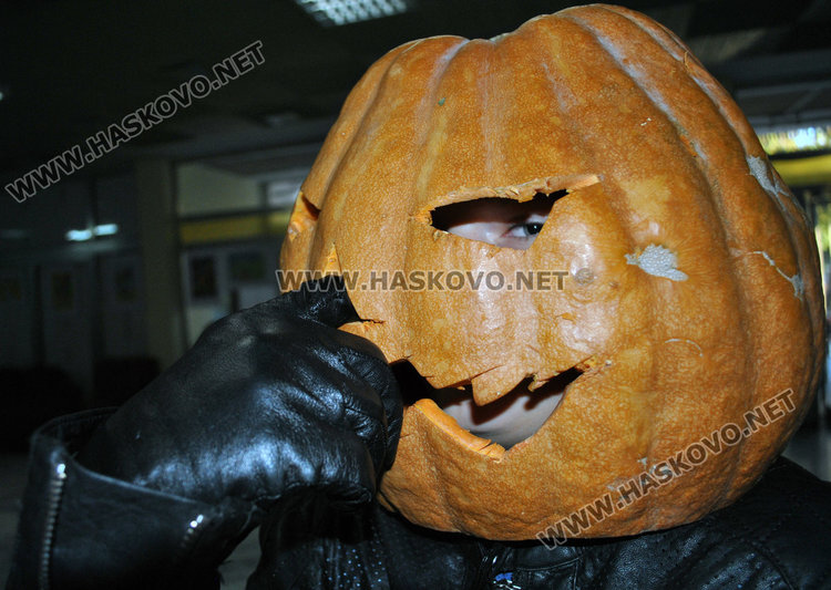 Тикви, феи и рогати на забава в Младежкия за Хелоуин