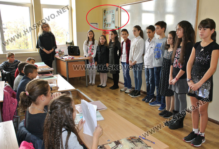 Хасковски ученици пеят химна с ръка на сърцето, по американски