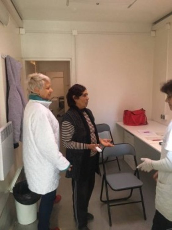 Мобилна клиника изследва и ваксинира ромчетата безплатно