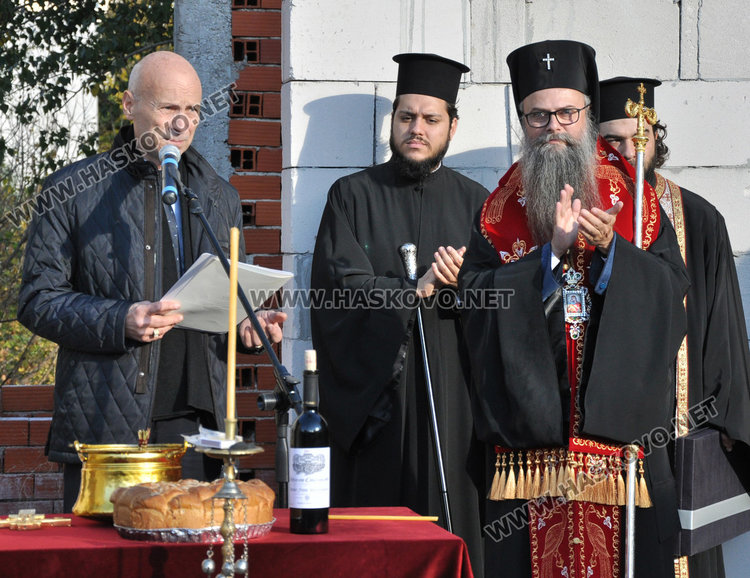 Възобновяват строителството на църквата в „Орфей“