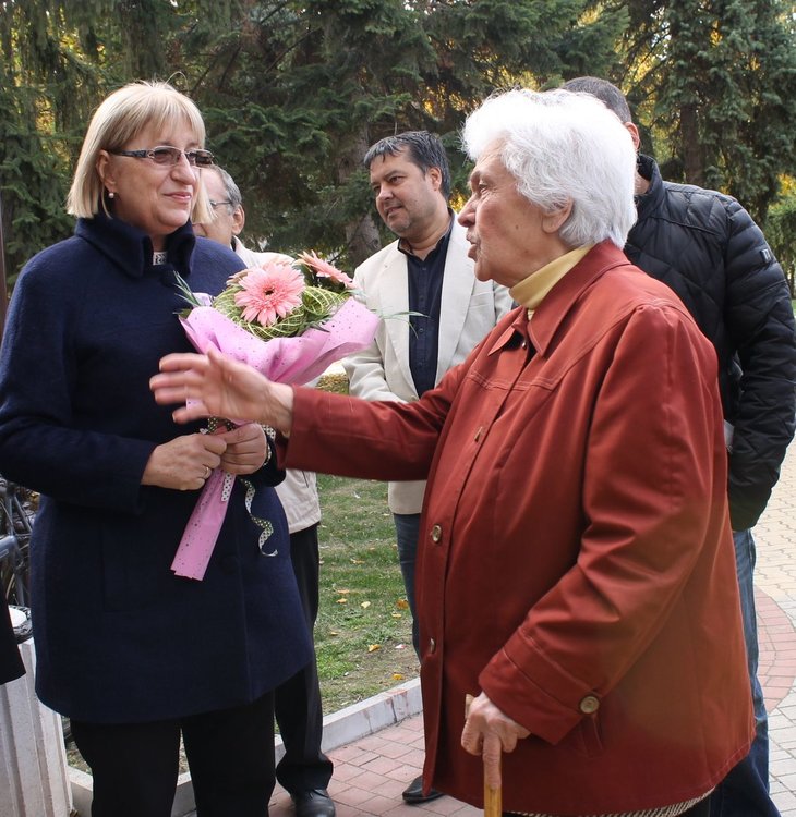 Димитровградчани пожелаха успех на кандидат-президентската двойка Цецка Цачева и Пламен Манушев