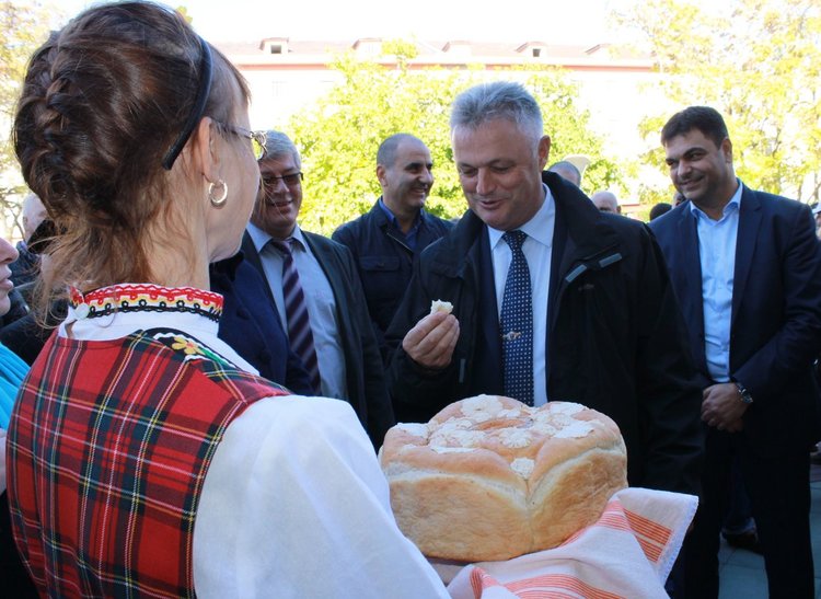 Димитровградчани пожелаха успех на кандидат-президентската двойка Цецка Цачева и Пламен Манушев