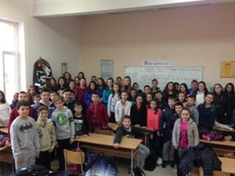 Шестокласници „скроиха” палтото на Серафим с всички сторените от тях добрини