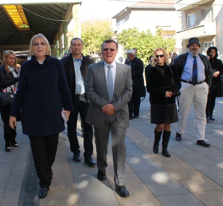 Димитровградчани пожелаха успех на кандидат-президентската двойка Цецка Цачева и Пламен Манушев