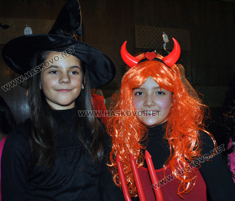 Тикви, феи и рогати на забава в Младежкия за Хелоуин