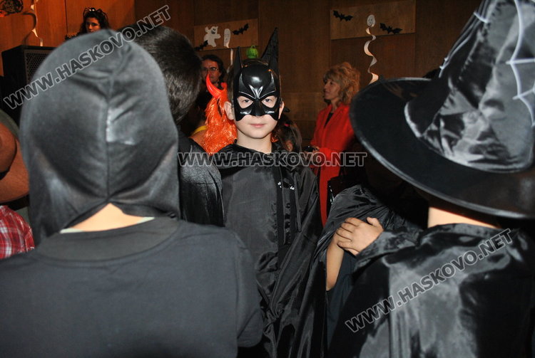 Тикви, феи и рогати на забава в Младежкия за Хелоуин