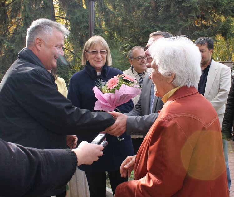 Димитровградчани пожелаха успех на кандидат-президентската двойка Цецка Цачева и Пламен Манушев