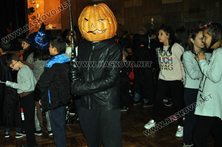 Тикви, феи и рогати на забава в Младежкия за Хелоуин