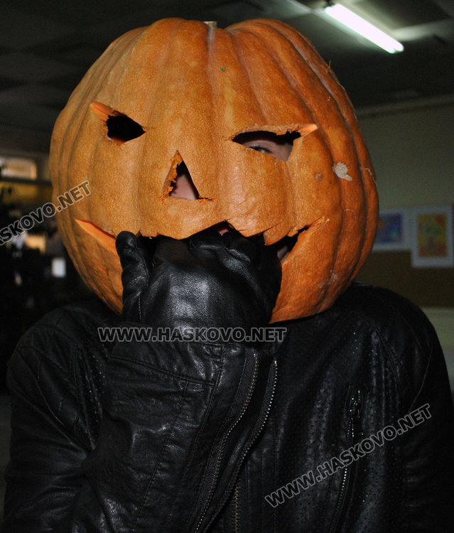 Тикви, феи и рогати на забава в Младежкия за Хелоуин