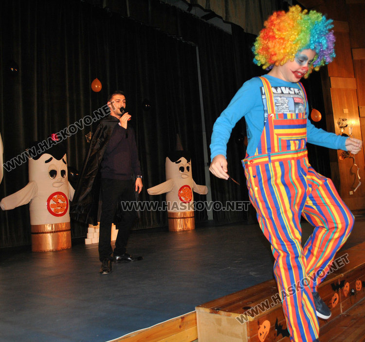 Тикви, феи и рогати на забава в Младежкия за Хелоуин