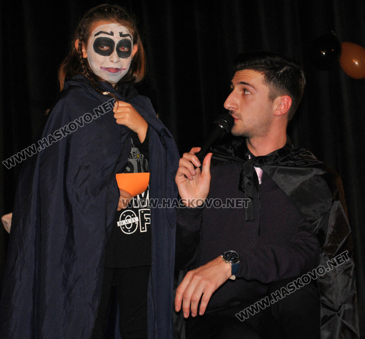 Тикви, феи и рогати на забава в Младежкия за Хелоуин