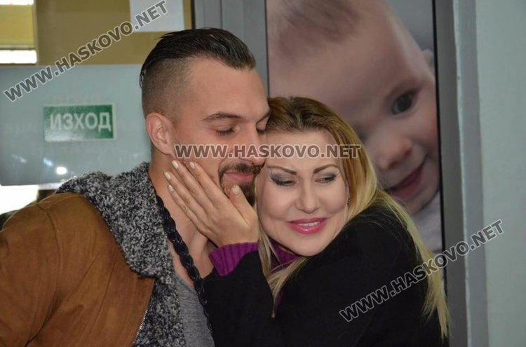 Щастливата баба Илиана Раева със зет си 