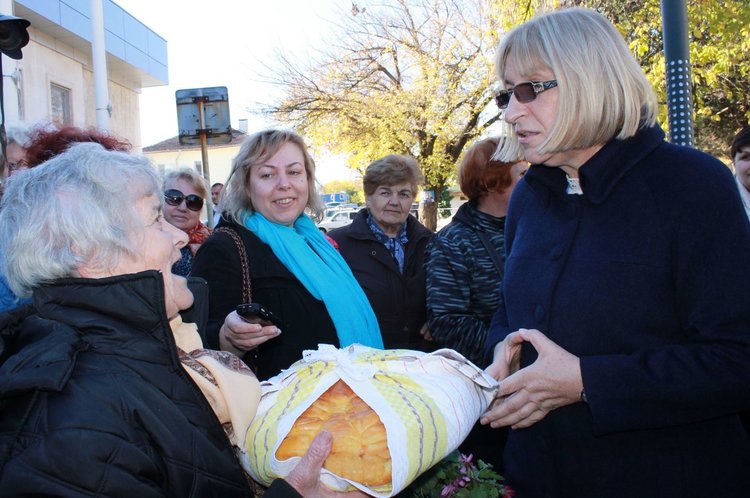 82-годишната баба Димитрина изненада Цецка Цачева с пита, рецепта и букет цветя