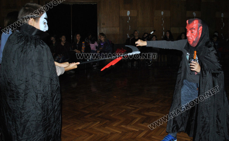 Тикви, феи и рогати на забава в Младежкия за Хелоуин