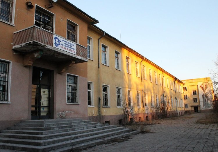 Ограбиха 86-годишен мъж в сградата на бившия строителен техникум