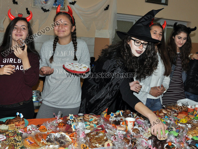 Благотворителен базар в Езиковата за болната Саня