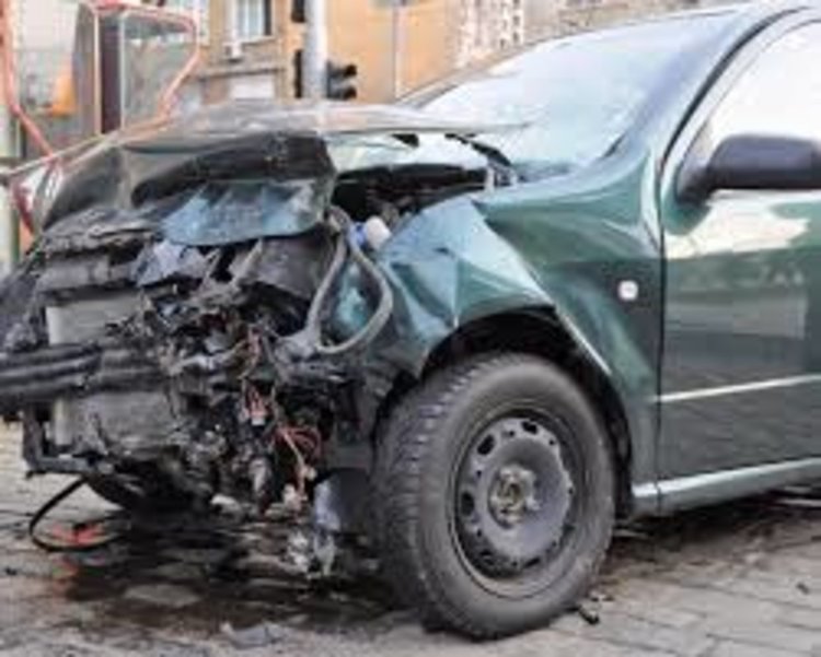 Оцелял по чудо: Джигит лашна „Опел” в пътен знак, метален стълб и дърво