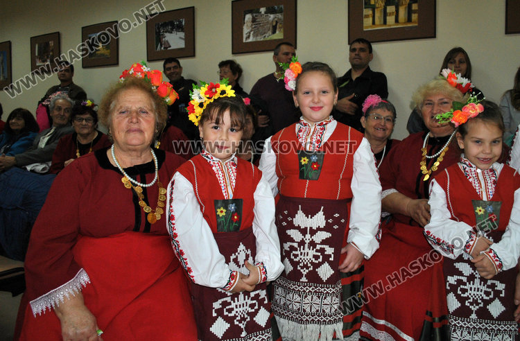 Тракийци от Хасково и Образователното управление изпращат учебници на българчетата в Истанбул