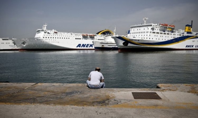 Плажовете в Гърция бяха пълни, хазната се оказа празна