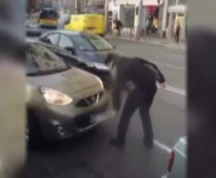 Разярен шофьор свали табелите на чужда кола (видео)