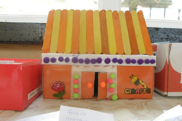 Славейковци подредиха изложба от ръчно изработени творби