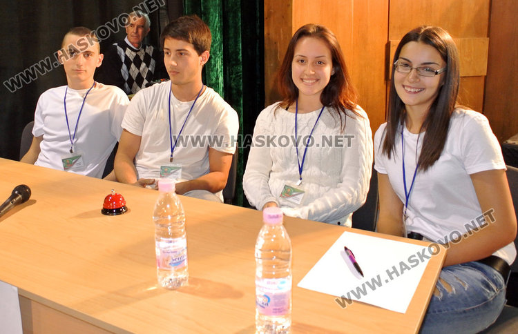 Пет гимназии в надпревара „Аз обичам България“ за Деня на будителите