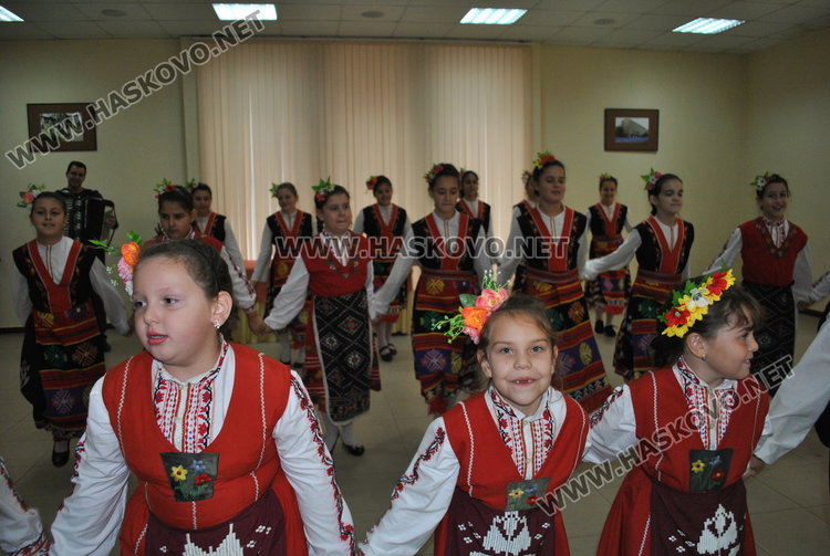 Тракийци от Хасково и Образователното управление изпращат учебници на българчетата в Истанбул