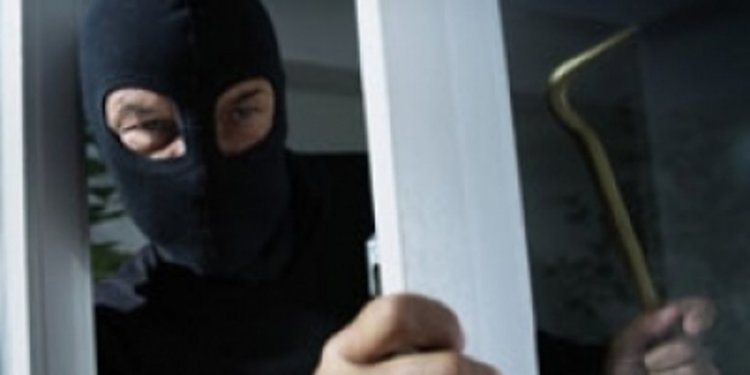 Разбиха гараж в болница, задигнали пари, гуми и бензин