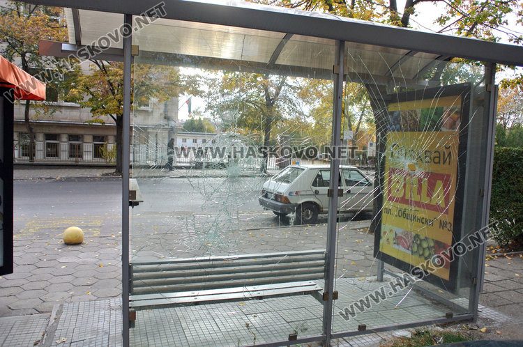 Читатели: Вандали пак трошат спирките в Хасково