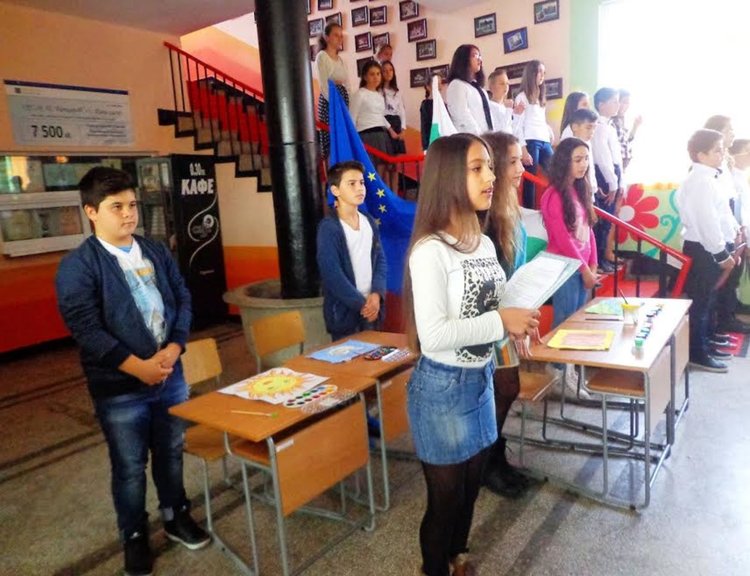 Учениците от Рани лист отпразнуваха Деня на будителите