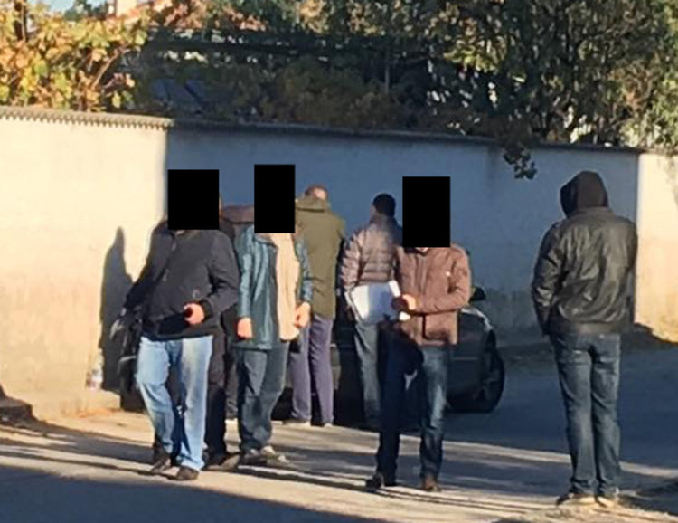 Задържаният пожарникар е с гръб, със зеленото яке. Лицата на спецполицаите са скрити по тяхно настояване