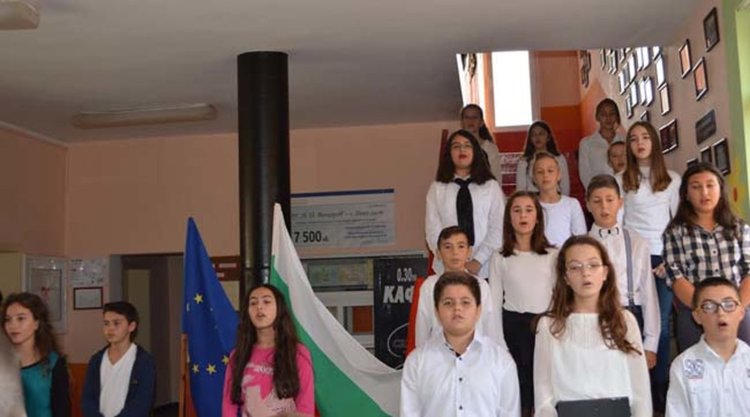 Учениците от Рани лист отпразнуваха Деня на будителите