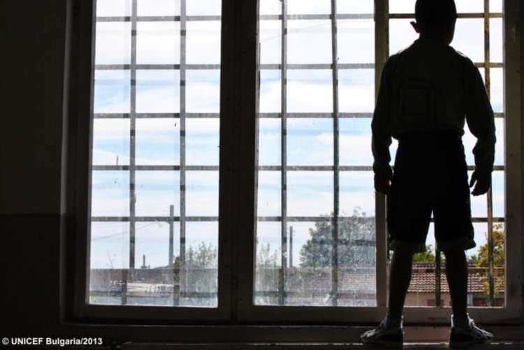 Тъжното детство на едно момче, което "краде" внимание (видео)