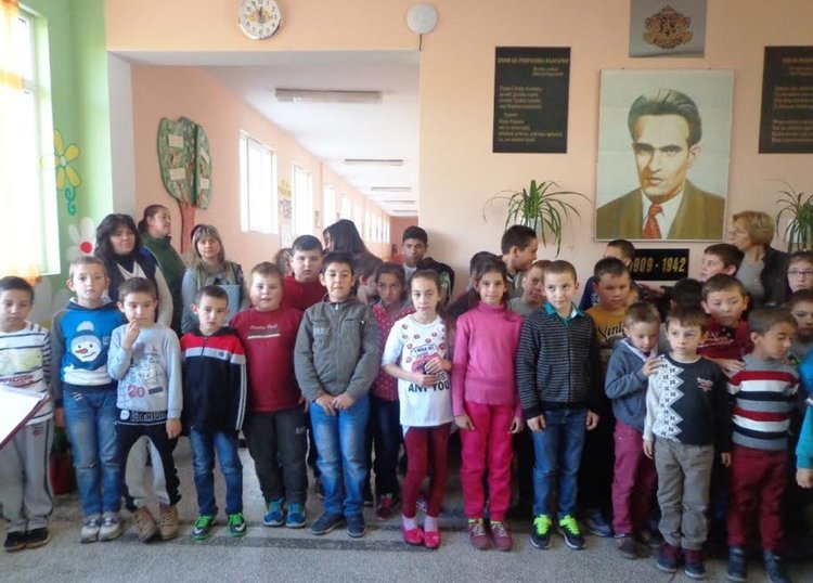 Учениците от Рани лист отпразнуваха Деня на будителите