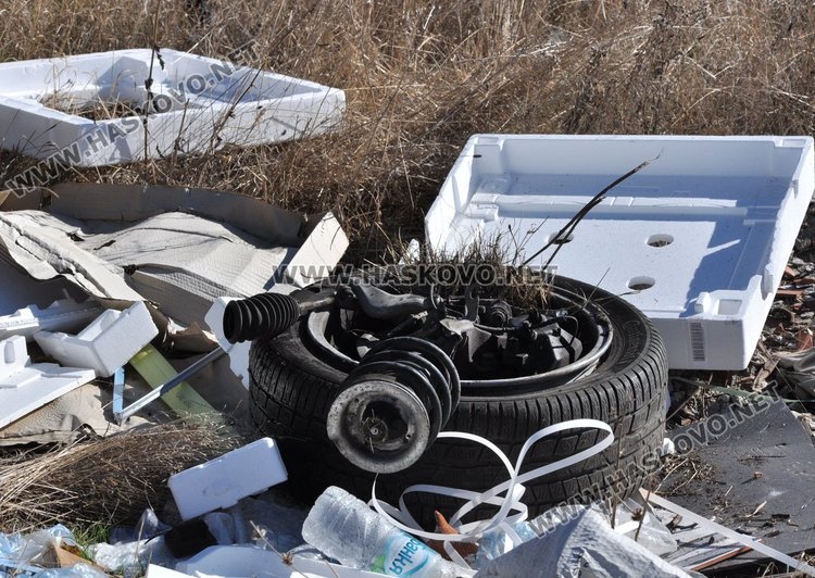 Млад мъж на място след 100-метра полет с баварец